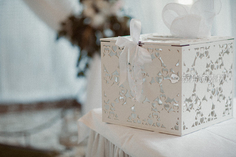 白色美观的婚礼礼盒，用于信封/礼物